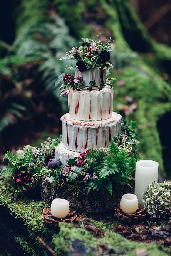 Gateau de mariage theme rustique, verdure, rondin en bois, mariage theme foret